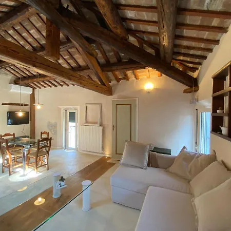 Incastrum - La Soffitta In Centro Daire *