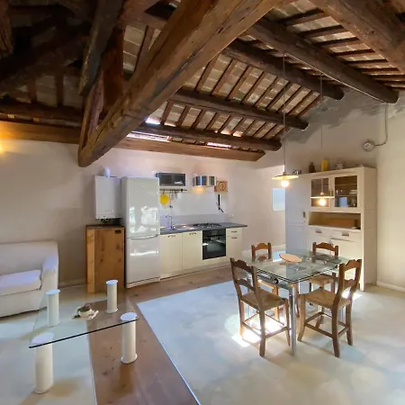 Apartment Incastrum - La Soffitta In Centro