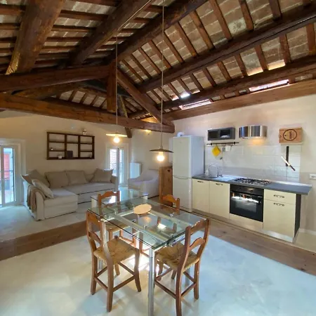 Lejlighed Incastrum - La Soffitta In Centro *