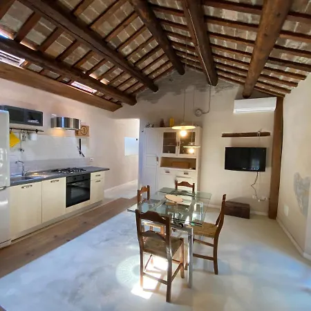 Incastrum - La Soffitta In Centro Daire