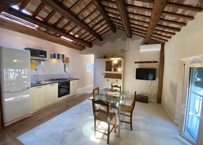 Incastrum - La Soffitta In Centro Apartment